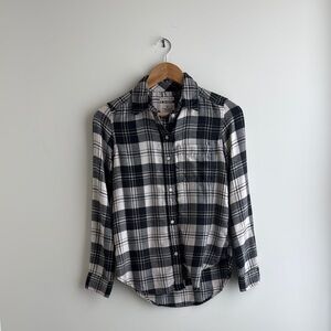 American Eagle Outfitters Black and White Button Down Shirt